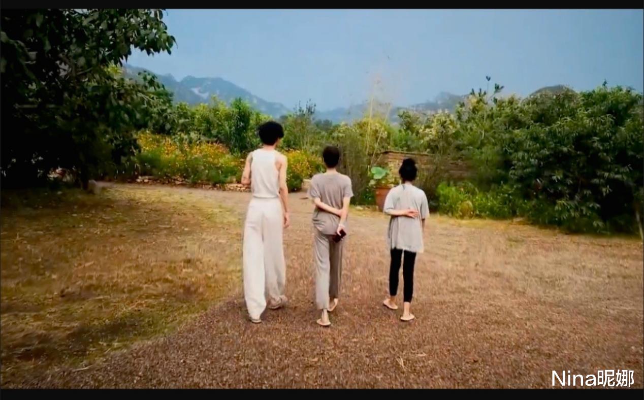 Nina昵娜 42岁殷桃真自律，穿露脐装短裤深夜健身，这川字腹肌同龄老戏骨里少见