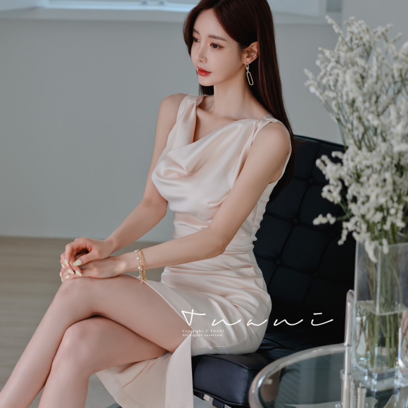 美图美景欣赏|热门时尚女装搭配，2021首发孙允珠高清时尚，爱丁堡缀花夏桂奶茶真丝衣裙