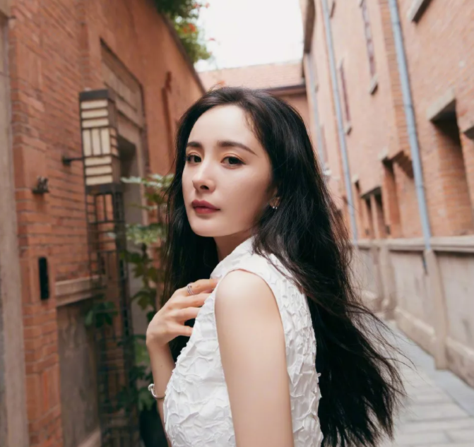 灵熙说珠宝|辣妈杨幂，身材一绝，少女感十足