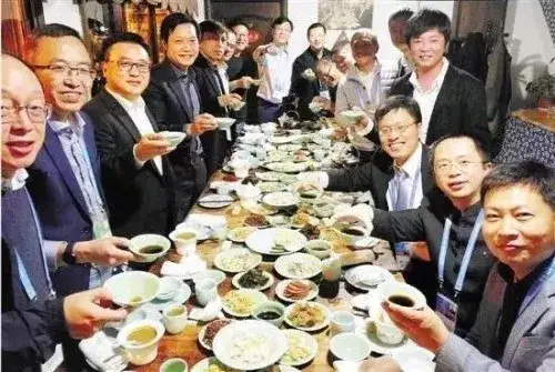 乌镇|马云离开，东哥隐退，黄峥、张一鸣也辞任：菜凉了，乌镇饭局静悄悄…