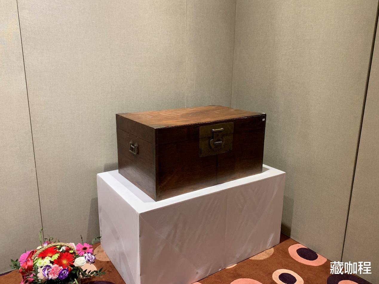 |长方形不稀罕，黄花梨正方炕桌难得一遇