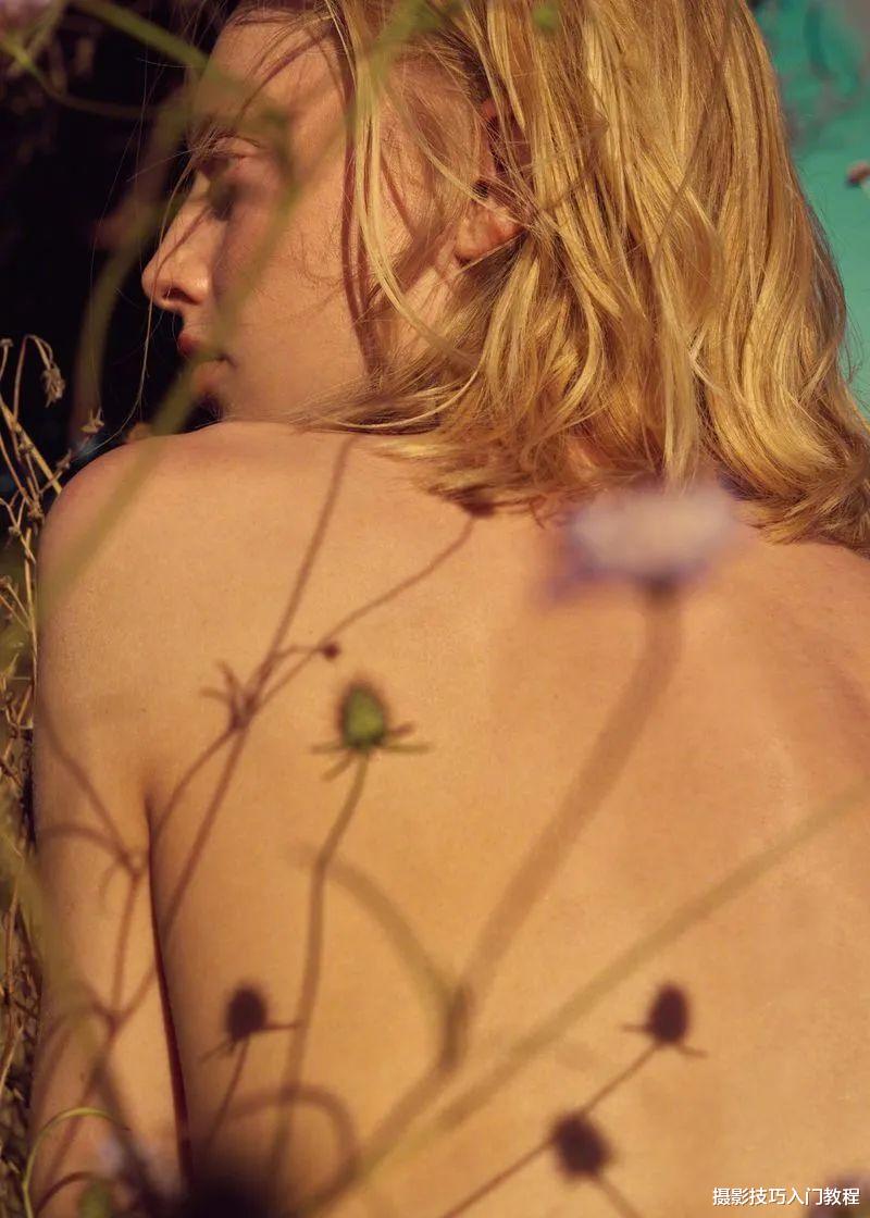 拍照技巧：秋季人像照怎么拍，人像皮肤更通透，照片呈现金黄色？