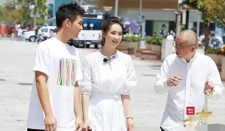 王艳|晴格格王艳穿搭太显嫩！扎高马尾跟儿子同框像姐弟，母子颜值超高