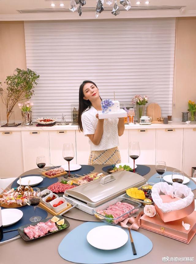 何姿|31岁跳水女神庆生，展现好身材，与斯文老公拥吻，豪宅内景雅致