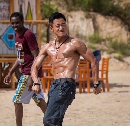 吴京|当年嫌弃吴京穷,转嫁富豪遭抛弃,如今沦为菜市场买鱼大婶!