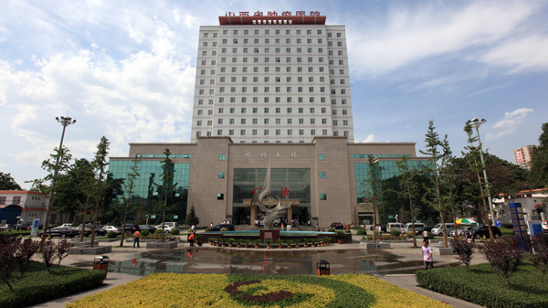 医生 手术之刃！黑医嫌“癌症家属”给5千红包太少：仅停职6个月！