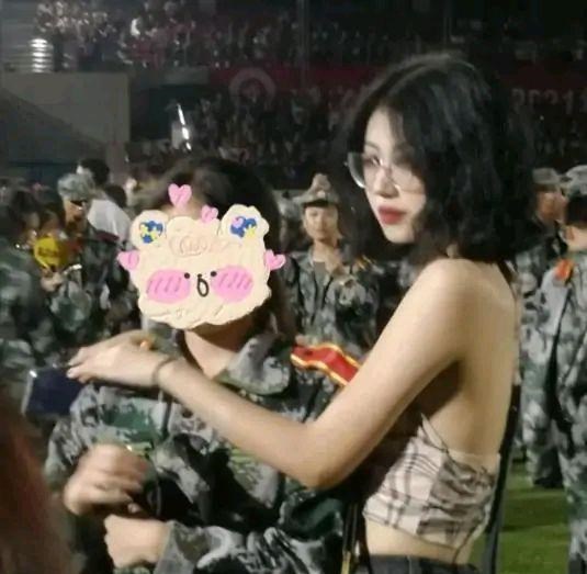 宿舍 山东一大学女生宿舍上演大片，手电筒都用上了，网友：望好自为之