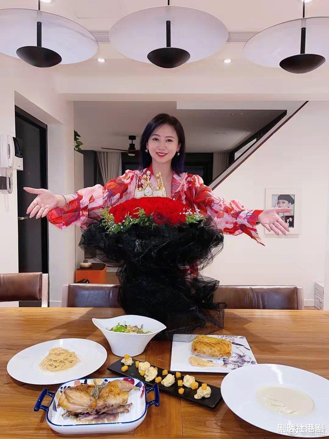 首尔|仙气十足！53岁香港知名女星晒13岁女儿近照，五官立体撞脸钟欣潼