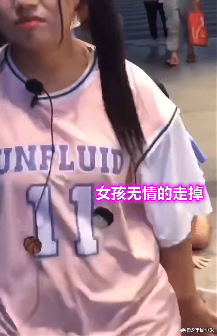 硬核少年周小米 天津男子为挽回女友，当街怒扇自己巴掌，女孩头也不回地走掉了