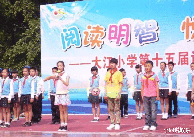 王源|王源小学毕业照被挖出，主持节目小脸被晒通红，小正太形象太可爱