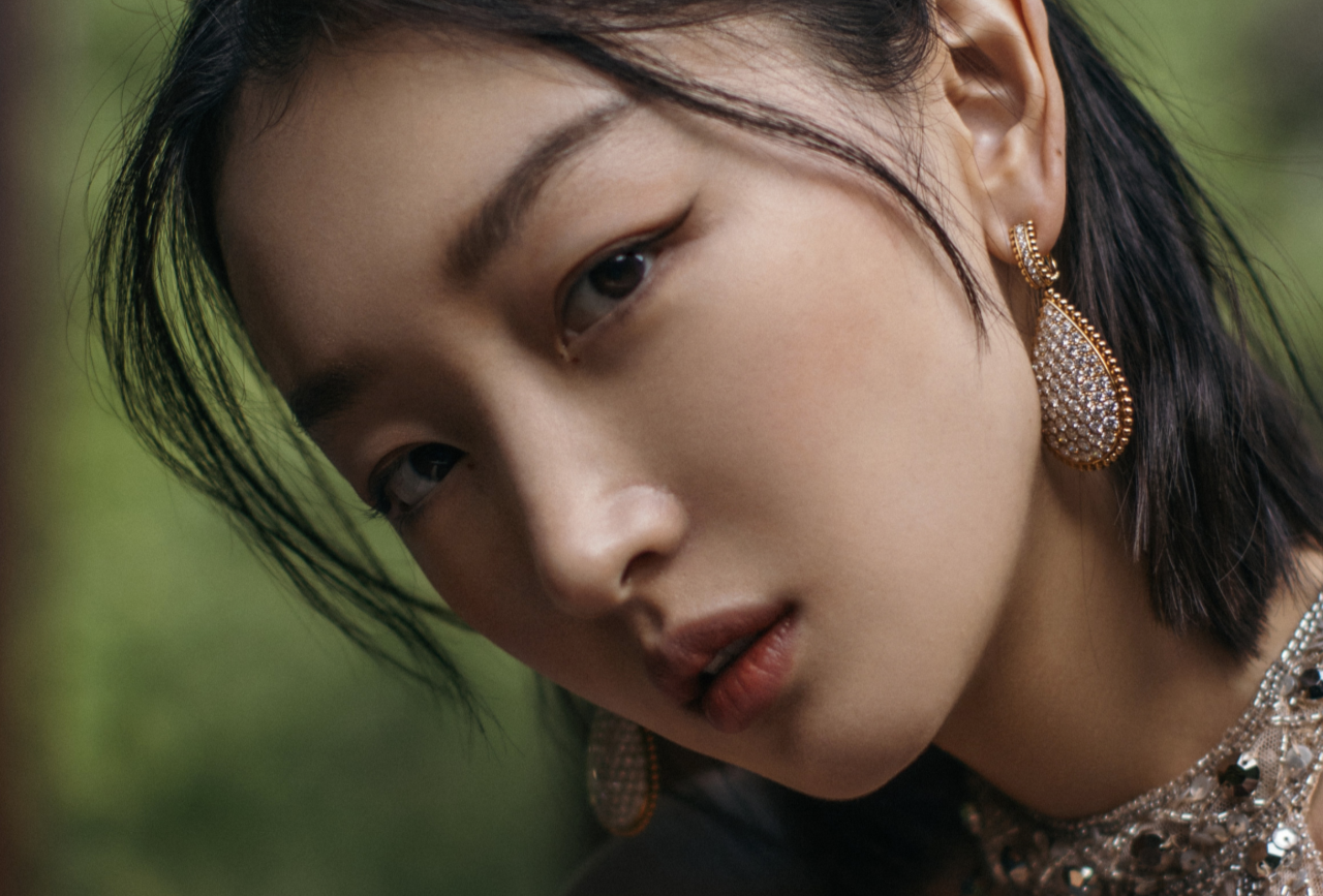 周冬雨|周冬雨裸色露背礼服气质出众多了几分女人味！侧身露腰被侃：未成年？