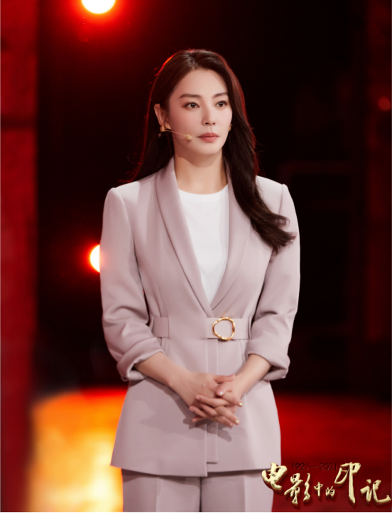 BiuFashion|张雨绮穿上正装秒变“央视脸”，端庄中还有温柔妩媚，气场全开