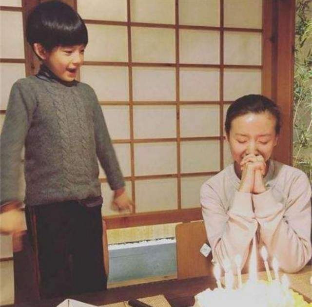 董洁|董洁母子俩牵手逛菜场，否认阻止儿子见潘粤明，12岁顶顶颜值惊人