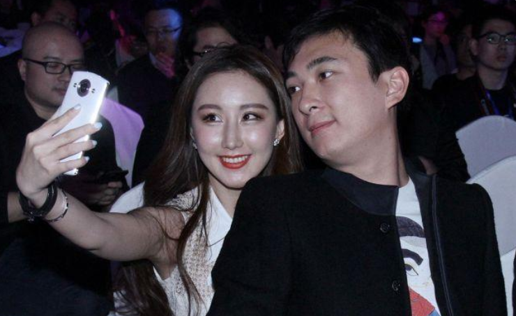 王思聪|王思聪会玩，刚带四个美女逛完夜店，又给美女主播“豪”刷礼物