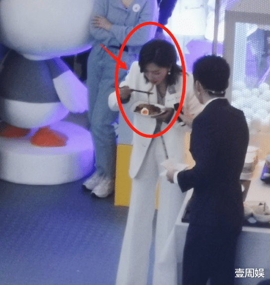 突围|39岁万茜现身活动捞金，现场吃面条毫无包袱，男粉丝大喊：我爱你