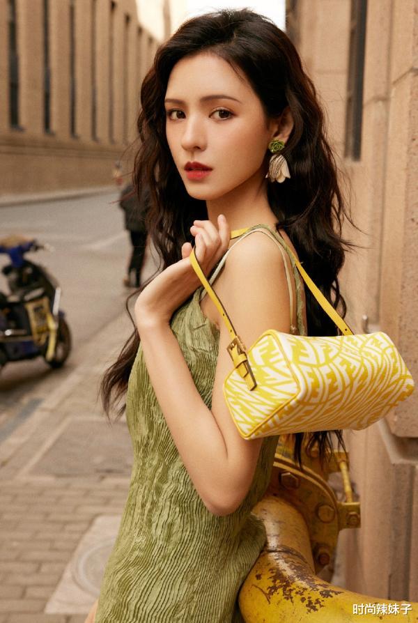 时尚辣妹子|曾是王思聪“最美前任”，分手后靠演技逆袭，30岁已成顶流女星