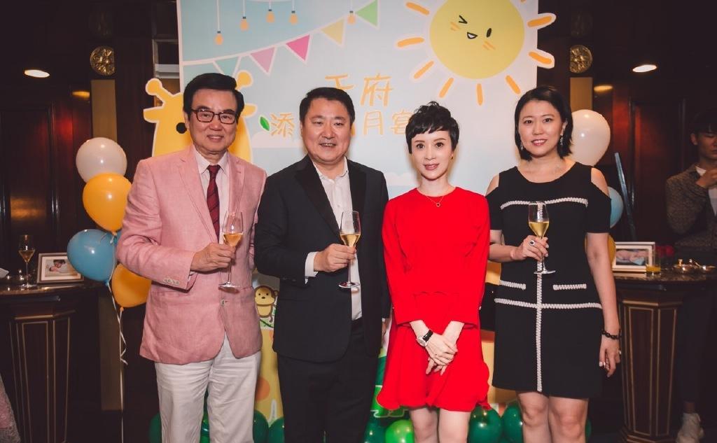 穿衣搭配|金巧巧越来越有强势感，一身职场老板装束，气场不比男人们弱多少