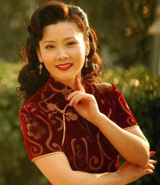 何赛飞|父亲因她终身不娶，长相太美无人敢追，如今58岁成为了人生赢家，她是谁？