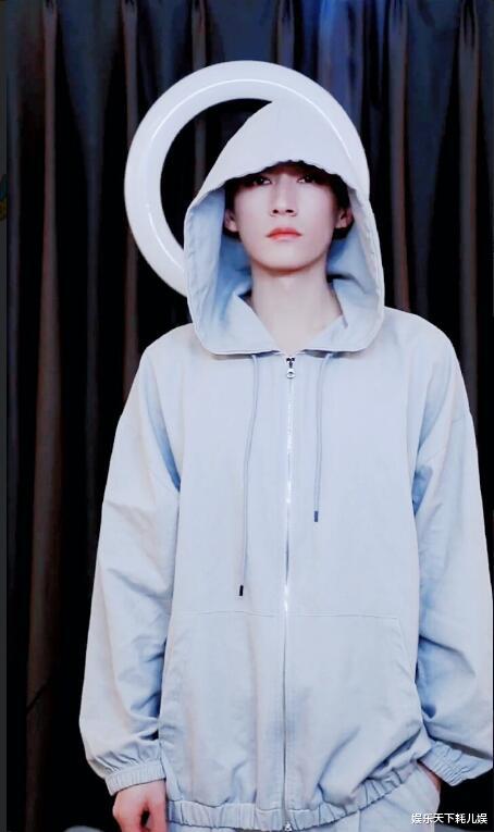 刘学义|继肖战后，“古装男神”刘学义发布光圈变装，粉丝技术处理后能清晰看到身材好绝