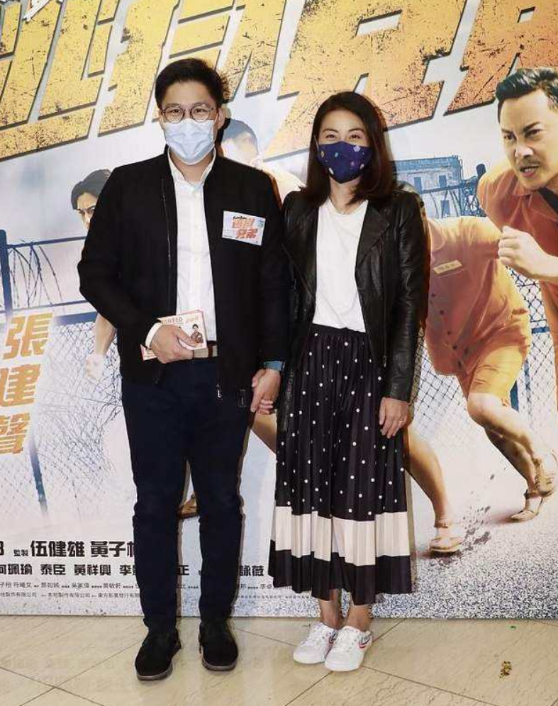 郭晶晶|郭晶晶开始中年发福，穿旧皮衣胖了一圈，合照站角落看不出阔太范