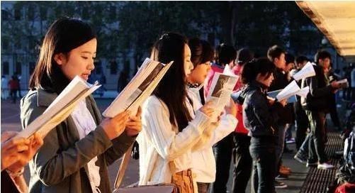 考研|“别轻易让孩子考研”，家长的一席话，透露出理想与现实的距离