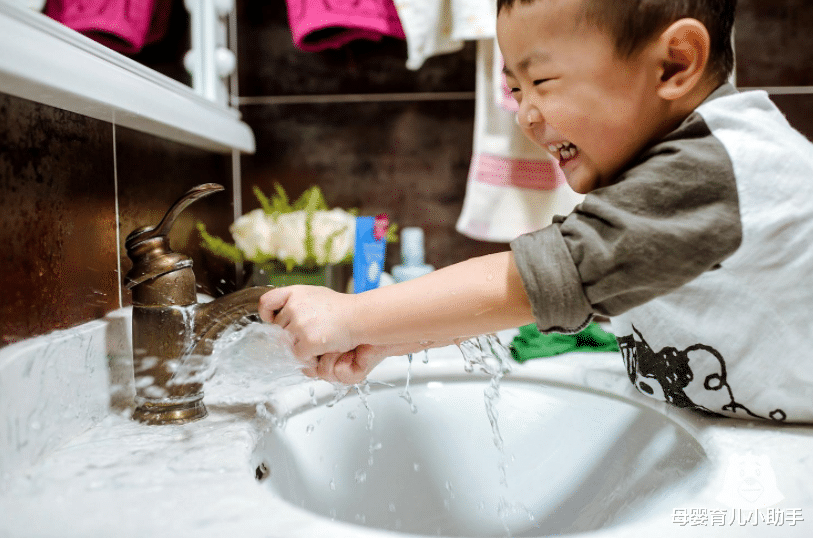 母婴育儿小助手|姐姐带着弟弟做足浴，用了将近一罐奶粉，网友：泡的都是人民币