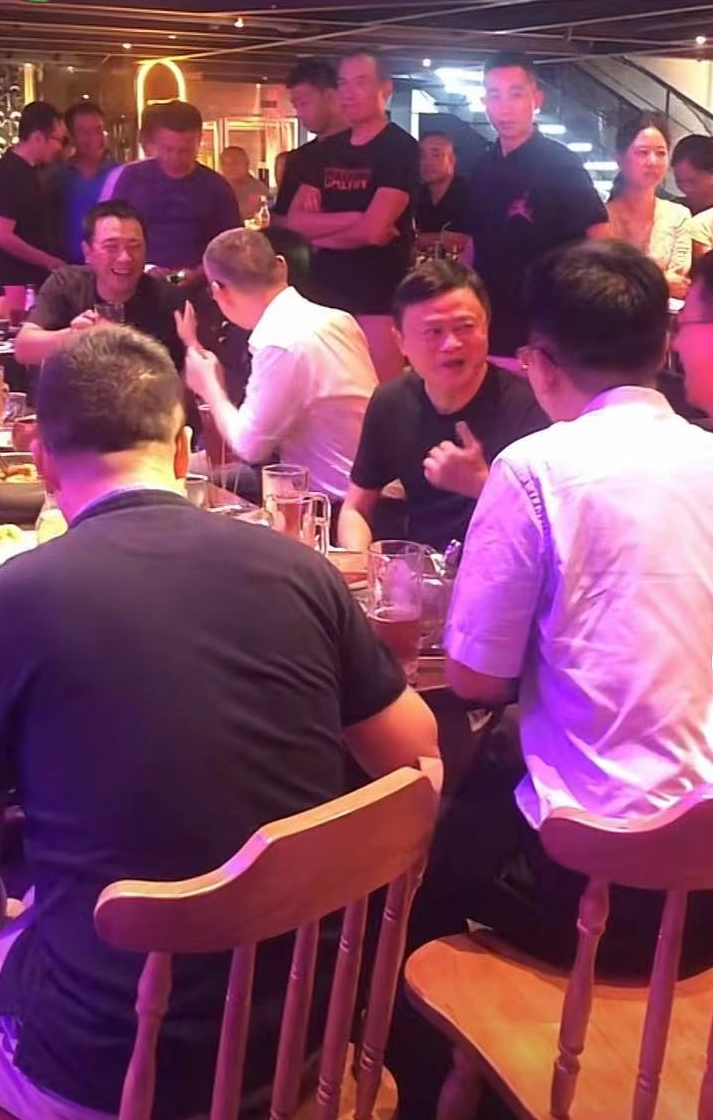 酒吧|马云现身酒吧嗨玩遭围观，满脸通红开怀笑，壮汉保镖簇拥派头十足