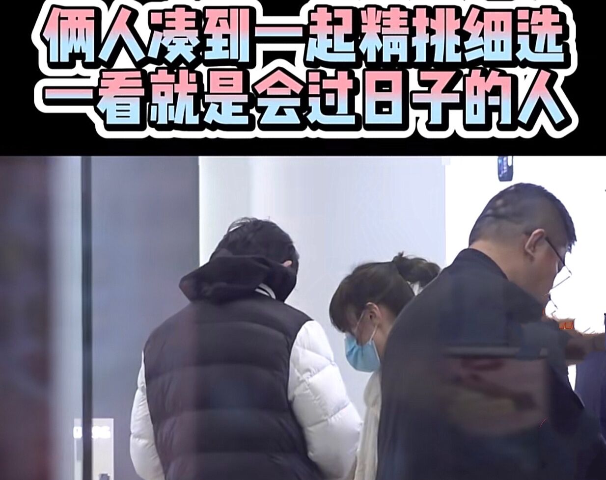 潘粤明|47岁潘粤明恋情曝光，陪女友逛街并贴心地为她买单，两人相差十岁