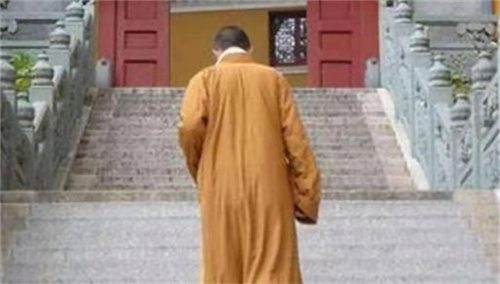 杀人犯潜入佛庙16年，被捕时已成寺庙高僧，床底下还藏了70万现金
