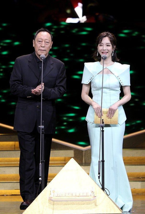 |陈数还真是挺个性的,穿“瓜皮裙”还配绿眼影,看着却不违和