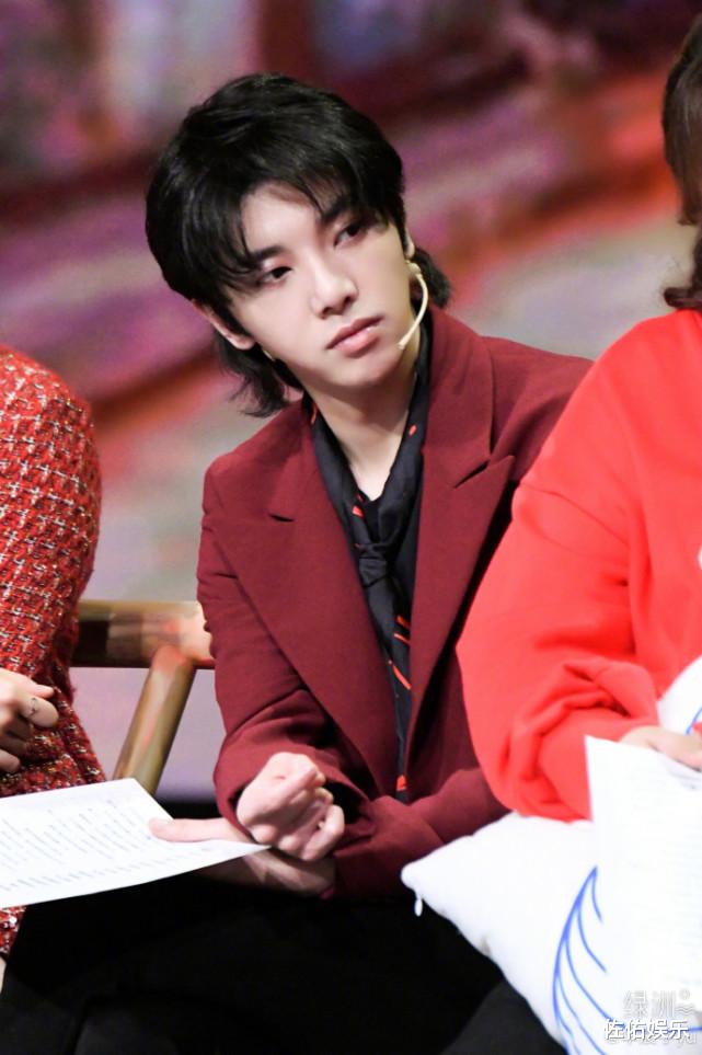 华晨宇|被华晨宇隔空表白后，张碧晨难掩好心情，疯狂购物尽显女人本性