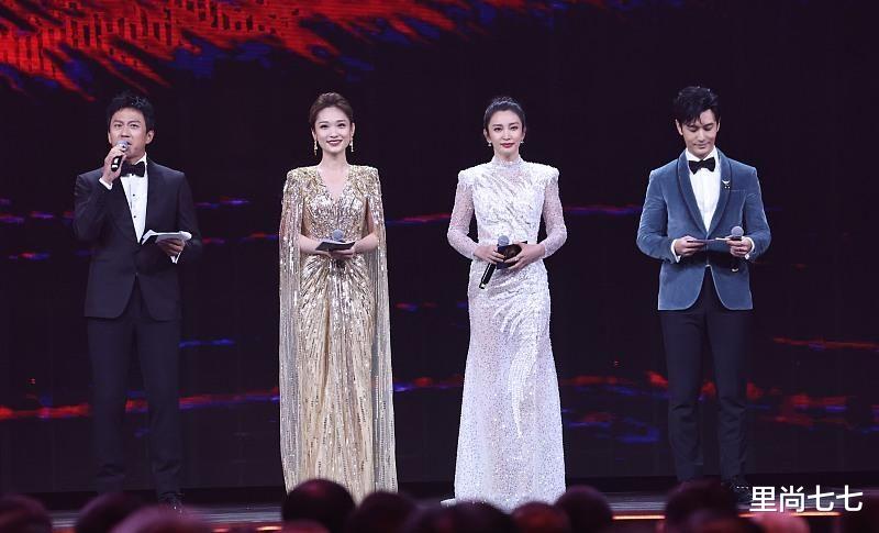 李冰冰|董卿接班人气场够霸道!撞衫凯特4万斗篷裙,可惜头身比输李冰冰