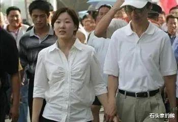 伏明霞|跳水皇后伏明霞风流情史无数，嫁大26岁老公，拼死生四胎。