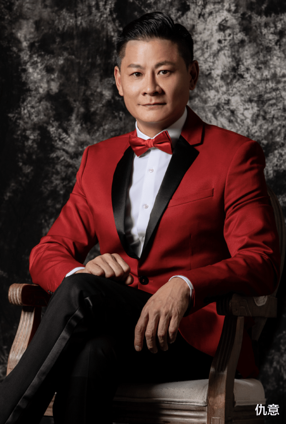 万梓良|香港艺人拜师老牌明星被剩茶水浇头红包砸脑袋：他有资格这样做！