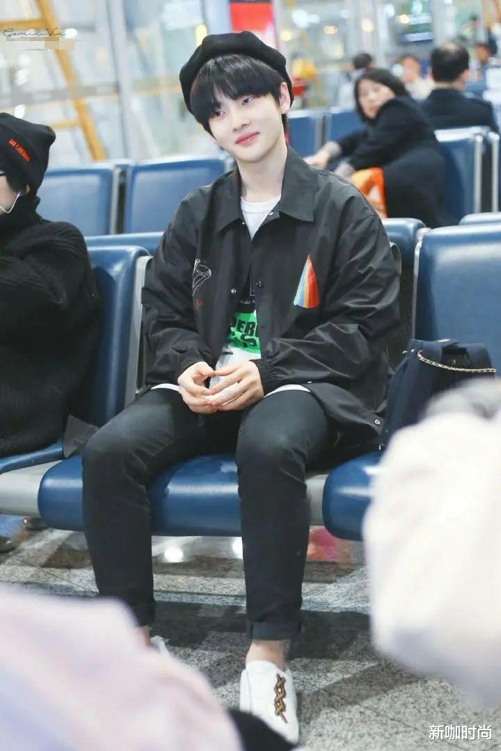 周震南|周震南终于穿对一次！金色湿发搭黑色T恤，男性荷尔蒙爆棚