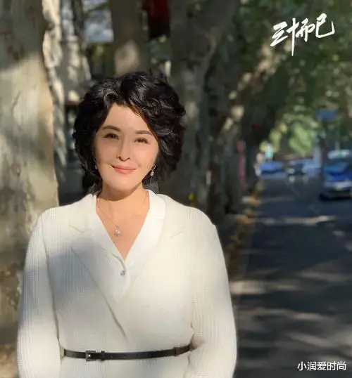 小润爱时尚 56岁田岷老了好时髦,穿印花裙戴珍珠耳环不俗气,微胖也美得端庄