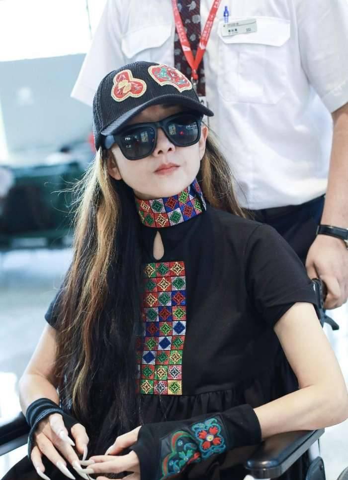 辰雪聊时尚|学杨丽萍穿“民族风”服饰,全白造型干净、清爽却不单调,好漂亮