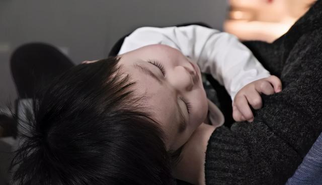 依依妈妈说育 男子半夜带婴儿看病被拒，护士称没大夫家长怒了，网友：早该习惯