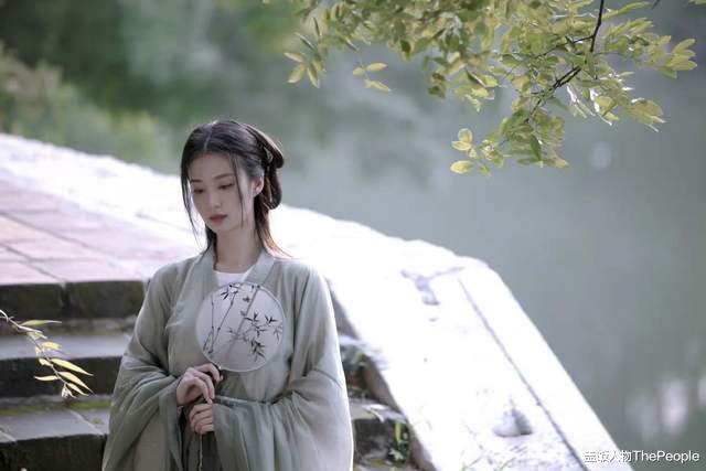 吴君如|内娱女明星都“卷”到古风写真了，男明星还在求宽容