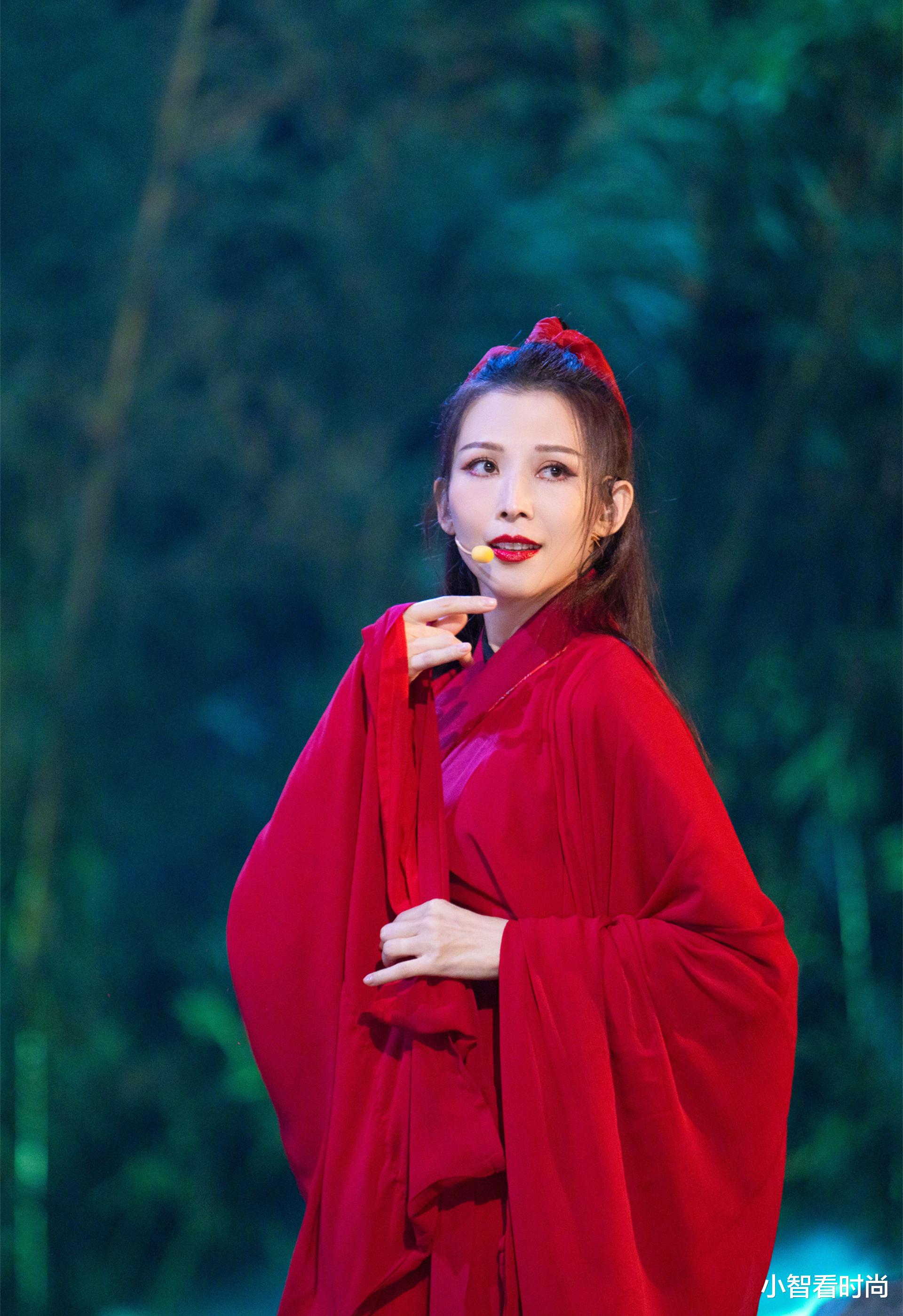 蔡少芬|蔡少芬依旧是女神样，穿薄纱黑边抹胸裙装，其曼妙的造型不言而喻