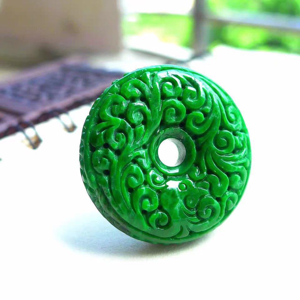 玉雕|朴素无华的翡翠平安扣，被玉雕师玩“花”了，戴上大街回头率十足
