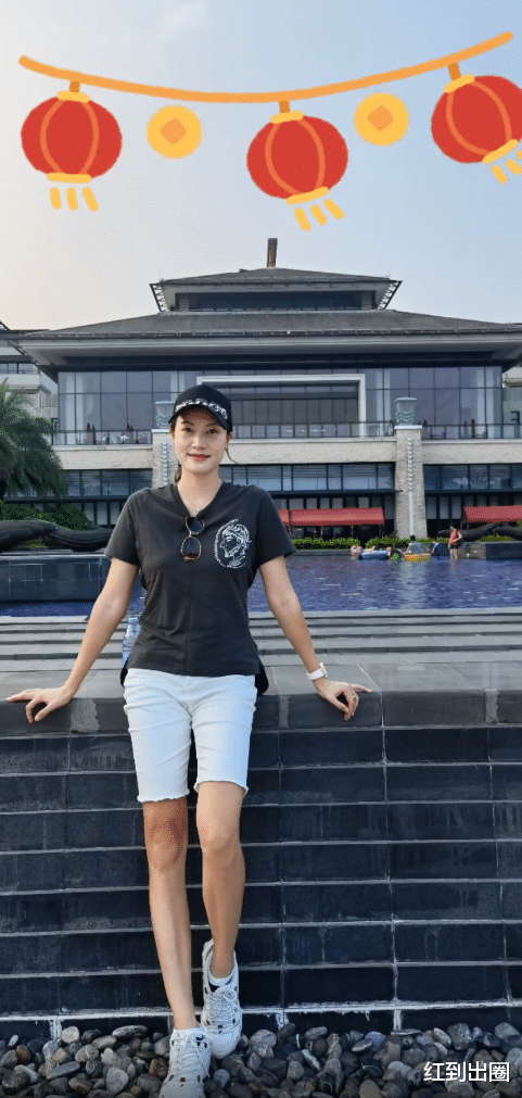 谢杏芳|谢杏芳国庆节带父母旅游，晒美照大长腿抢镜，老公林丹又不在身边