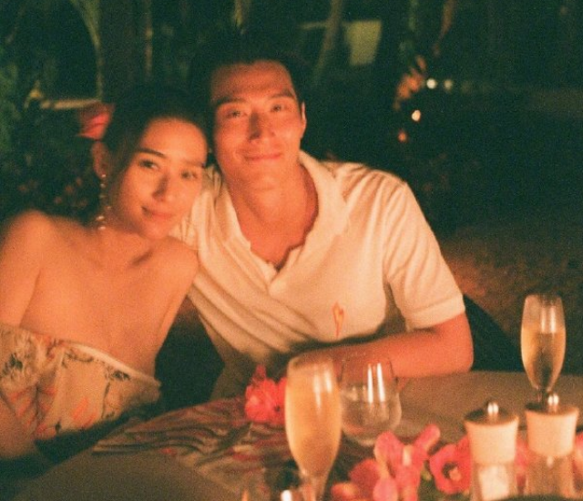 何超莲|何猷启扮熊猫制造七夕惊喜，何超莲感动落泪：第一次收到弟弟的花