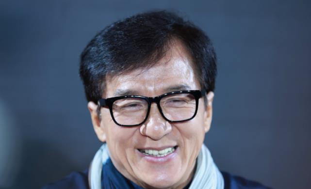 成龙|成龙批评年轻演员不敬业，最晚到最早走，网友：请直接点名