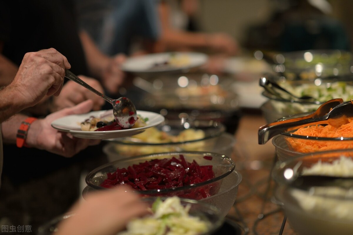 老牛论道 农民工干着最苦最累的活,吃着最便宜的食物,如何才能安享晚年?