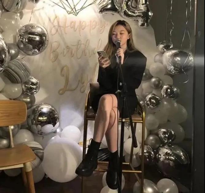 时尚风行派 李嫣的身材比王菲还性感！穿西装套裙变优雅名媛，嘟嘟唇更添魅力