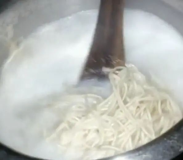 健康缘来很简单 煮肉时，汤中的浮沫是精华还是脏东西，应不应该撇去?