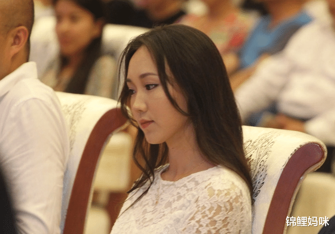 吉祥三宝|吉祥三宝已成回忆，爸爸去世妈妈低调生活，“女儿”的变化喜人