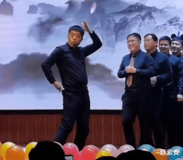 顾一野|元旦晚会上,平时严肃的男老师彻底放飞了,网友:跳得太妖娆