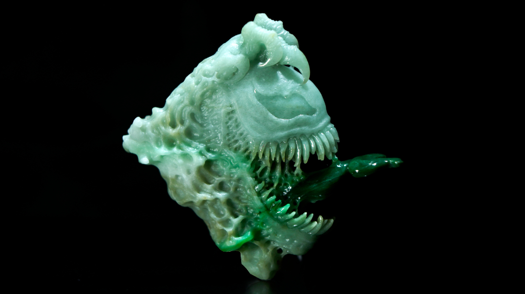 玉雕|【梦幻联动】只会传统题材？玉雕师从翡翠里取出了一只毒液的事…